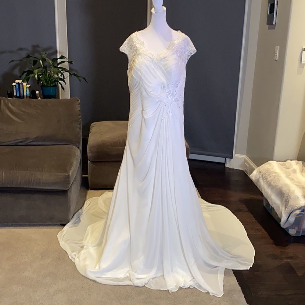 Women’s Chiffon Wedding Dress Corset Back Size 16 NWOT